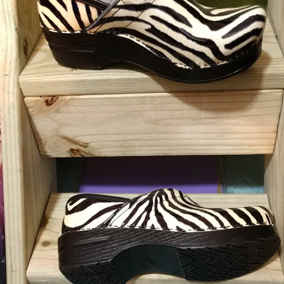 SOLD🦓🦓•Dansko🦓 Women's Clogs Size 37 Designer Zebra Stripes🦓 Patent Leather. - Picture 8 of 12